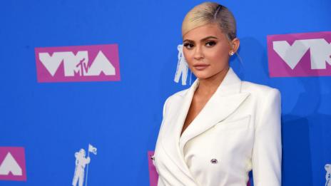 Лятна мода: Кайли Дженър събра две десетилетия в един тоалет