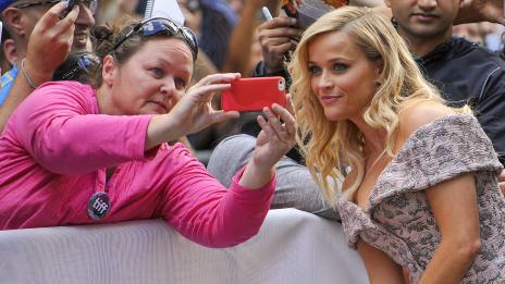 Ретро полъх: Рийз Уидърспун и Пол Ръд със селфи 