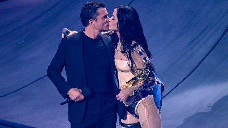 Орландо Блум връчи специална награда на Кейти Пери, тя му благодари с целувка