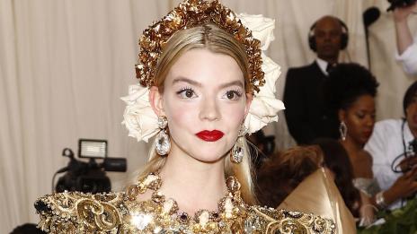 Гъста и здрава коса – Аня Тейлър-Джой споделя своите тайни