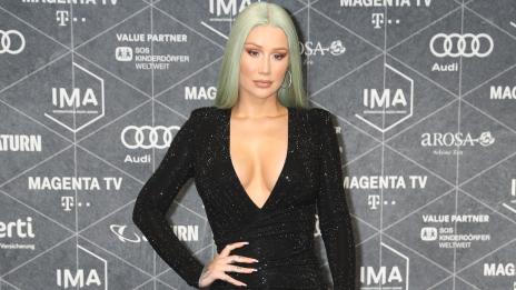 Иги Азалия показа сина си за първи път