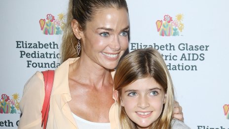 Дъщерята на Чарли Шийн демонстрира нова фигура, след като се подложи на пластична операция