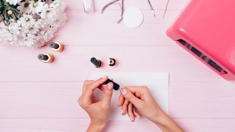 Френски маникюр с дъга – трендът на лято 2020