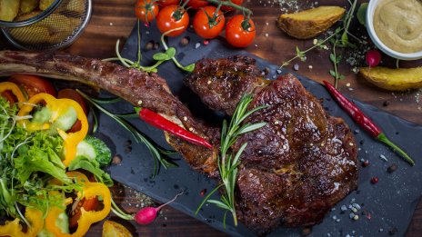 Рецепти за Великден – печено агнешко бутче с билкова плънка