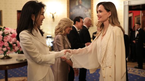 Нови прически – Анджелина Джоли се завърна в 90-те години