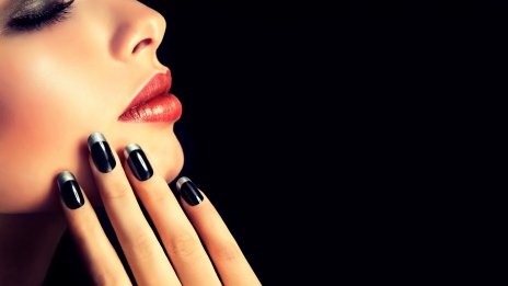 Зимен маникюр: 4 идеи с черен цвят