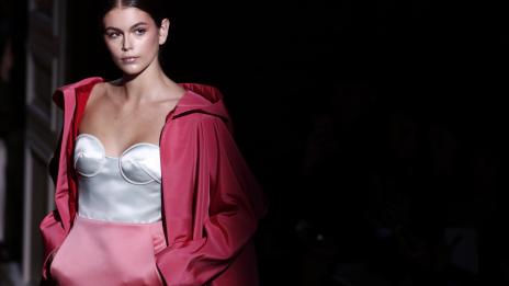 Кая Гербер представя най-удобния спортен аутфит