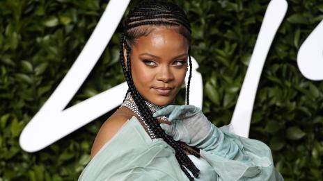 Риана пуска своя линия козметика за грижа за кожата