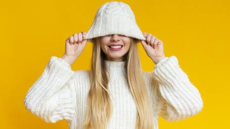 Пухкава шапка идиотка – задължителният аксесоар тази зима 