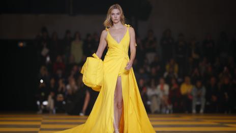 Карли Клос показа бременното си коремче