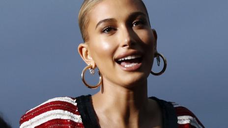 Хейли Бийбър ни показва как да носим кафяво кожено палто 