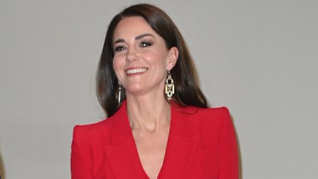 Дамата в червено – Кейт Мидълтън впечатлява с костюм