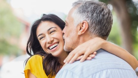 За кои 5 зодии да се оглеждате, ако си търсите по-зрял мъж?