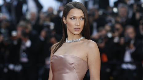 За снимки: Затвориха Бела Хадид в кутия 