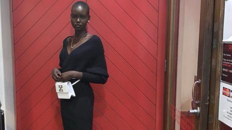 Списание направи гаф с чернокожа манекенка