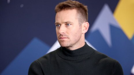 „Канибалът“ Арми Хамър продава любимия си джип – не може да си позволи бензина