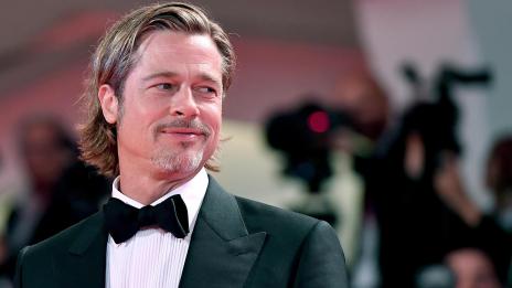 Черно-бяла елегантност с Брад Пит 