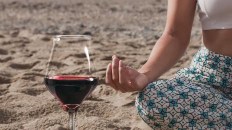 Методът „Пияна йога“ – вино и медитация