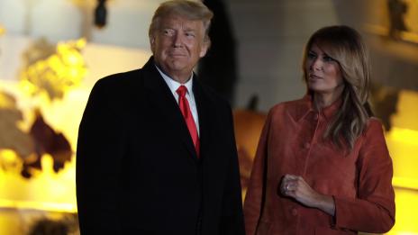 Оранжевата рокля на Мелания Тръмп във Флорида – символ на верността и новото начало