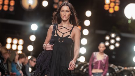 Бела Хадид прикова погледите с рокля от течен памук