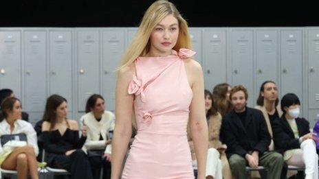 Зашеметяваща: Джиджи Хадид се разголи за своя колекция бански 