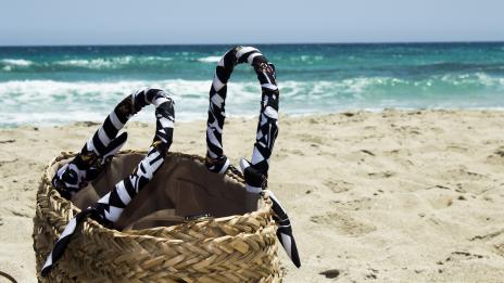 Трапецовидни плетени чанти – най-търсени за плажа
