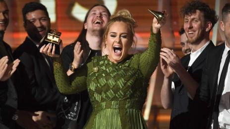 След любовните мъки: Адел пее и танцува след Оскарите