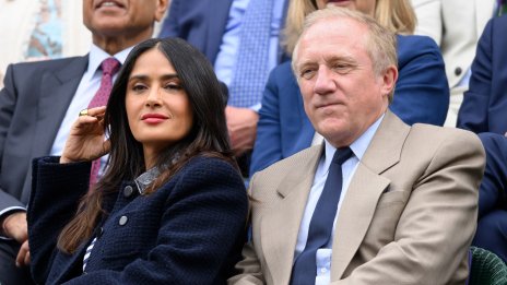 Салма Хайек се забавлява на яхта с ефирна рокля на рождения си ден