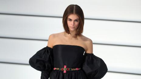 Кая Гербер по бански и с кученца