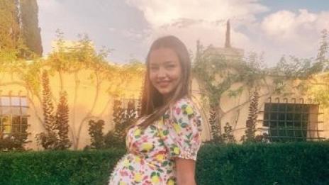 Миранда Кер с рокля на лимони: Съвсем скоро ще роди!