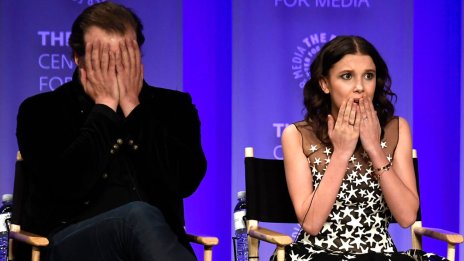 Нов скандал в Холивуд – Мили Боби Браун обвини колегата си Дейвид Харбър в тормоз и малтретиране 