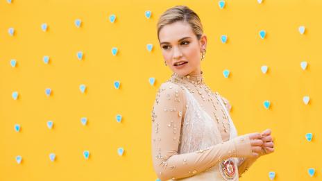 Лили Джеймс хваната да целува женен мъж