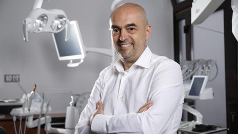 Д-р Бранимир Кирилов: Красивата усмивка не е просто снимка преди и след. Тя е емоция, светлина, която отразява същността ви и трябва да е в идеална хармония с вас!