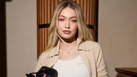 Любовта ѝ отива: Джиджи Хадид се разголи в нова кампания за бански и бельо