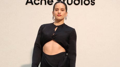 Чар или бедствие: Рокля с прозорец на корема – любима на куп знаменитости