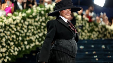 Модни икони – Риана и Блейк Лайвли изумиха всички с чантите си като багета и пица