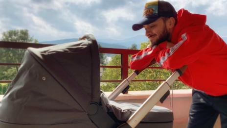 Криско се радва на бащинството