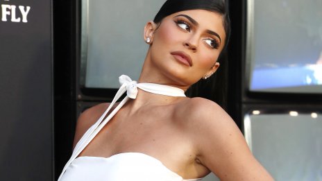 Бременната Кайли Дженър позира в оскъден оранжев бански