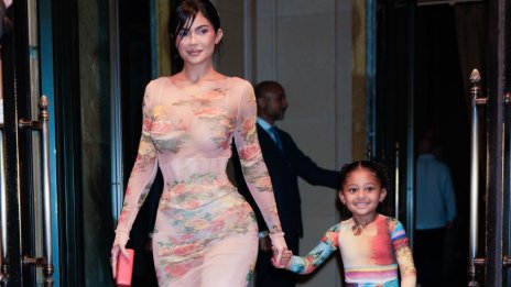 Кайли Дженър и дъщеря ѝ Сторми се премениха в сходни тоалети