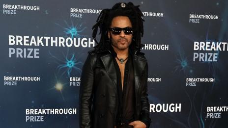 Лени Кравиц говори за връзката с бившата си съпруга и съпруга ѝ: „Ние сме едно семейство“