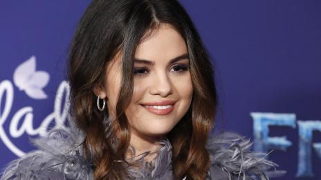 Обвиниха Селена Гомес в копиране на Fenty Beauty