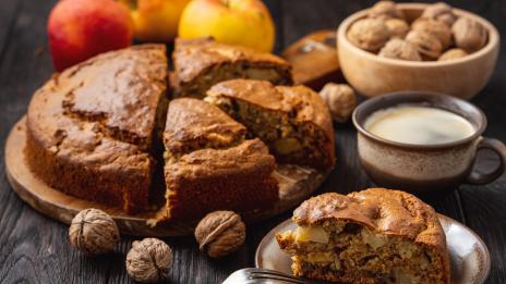 Кекс с ябълки и орехи – как да го приготвите? 