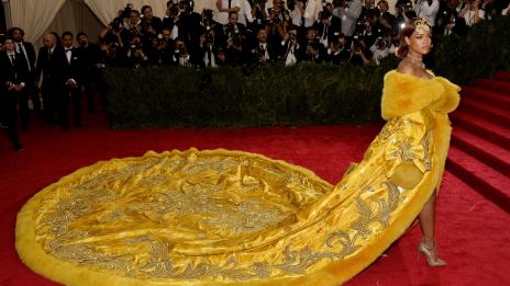 Визия на деня: Риана с палто за 150 и обувки за 2000 долара