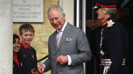 Принц Чарлз получи цветя от фенка