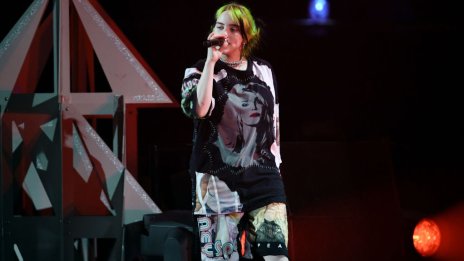 Били Айлиш спря концерта си заради фен в беда