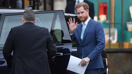 Скромен и мил: Принц Хари доставя храна на ветерани