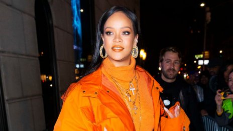 Риана, така ли се влиза в басейна?