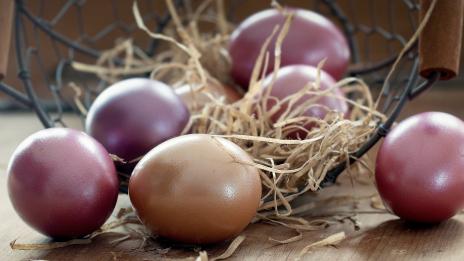 Как да боядисате яйцата с натурални оцветители
