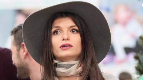 Славена Вътова се натовари в багажника на колата си, между куфарите