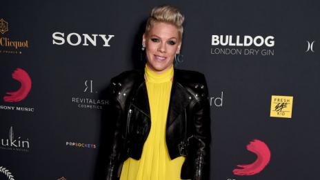 Ефектът на социалната изолация! Пинк се напи и отрязала косата си